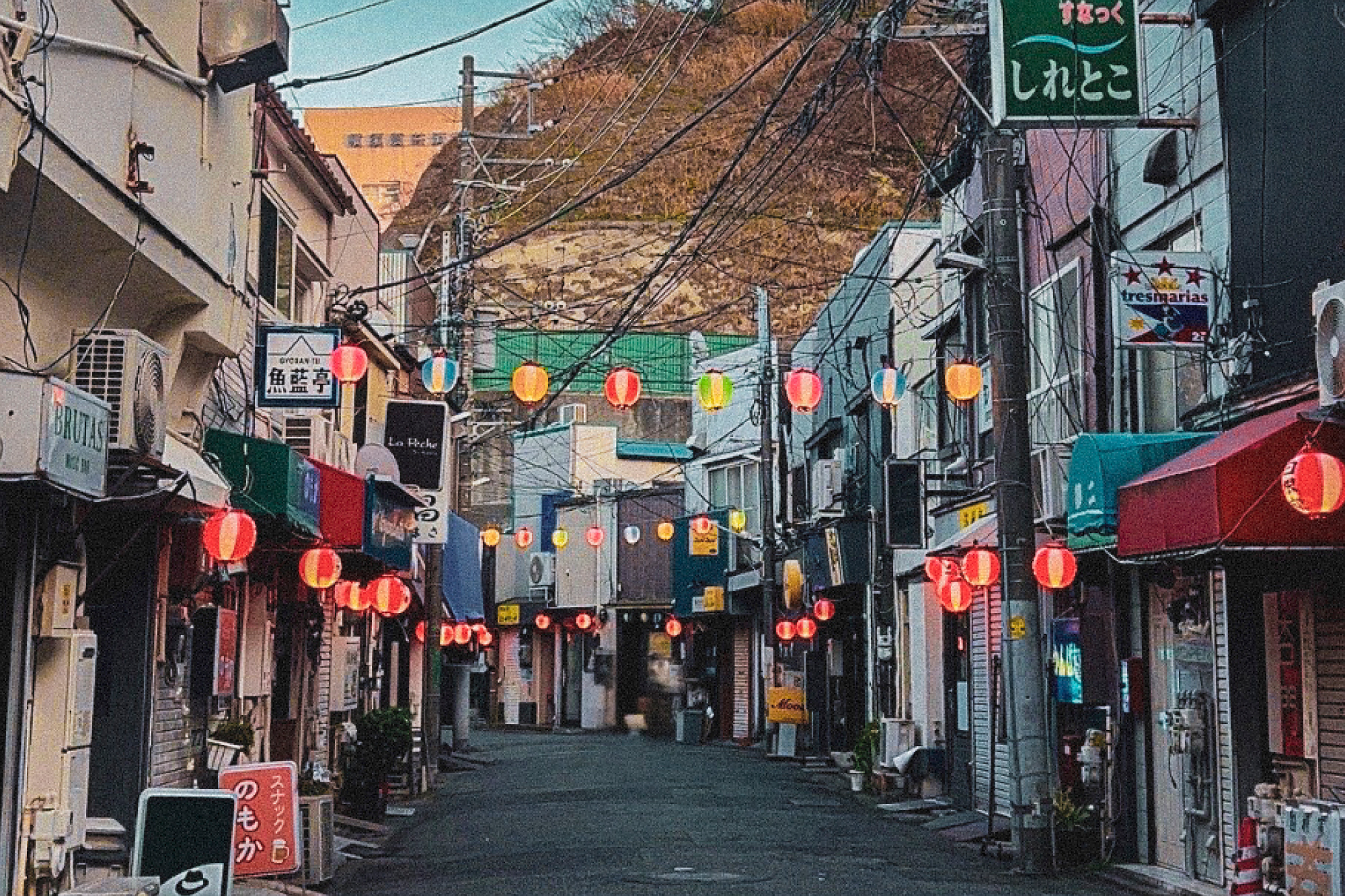 横須賀ブラジャーが飲める街